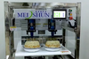 Автоматическая машина для порции круглых тортов с двумя лезвиями